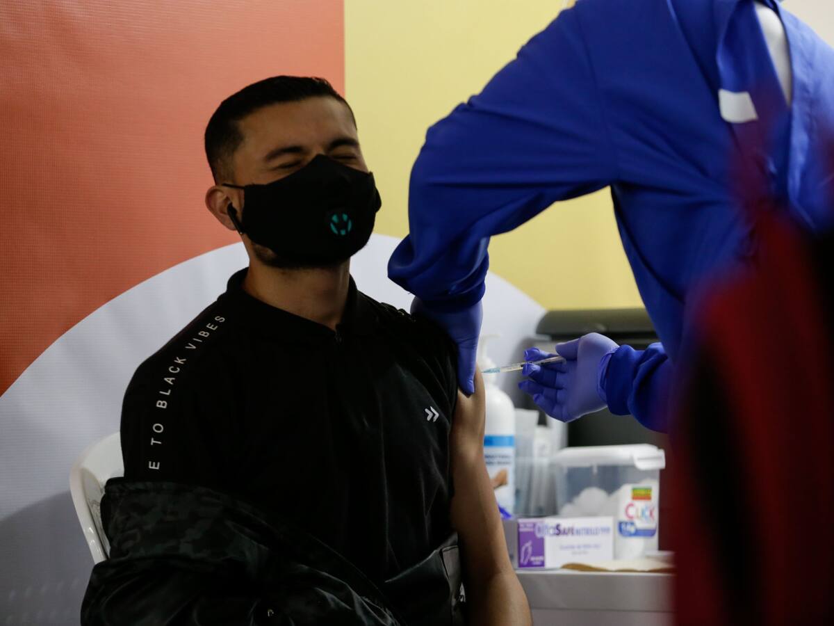 No vacunados en Medellín podrían tener toques de queda