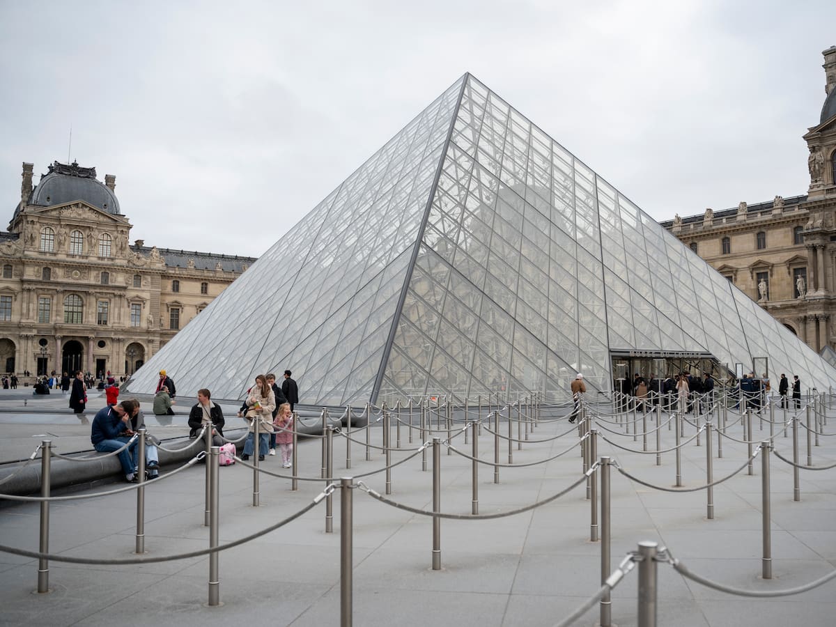 Fiscalía de París confirmó un total de 4 nuevas detenciones por el robo del Louvre