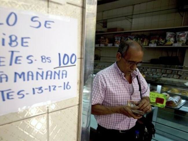 Este lunes muchos comercios ya anunciaban que no aceptarían los billetes de 100 bolívares, que quedarán sin vigor en las próximas horas. Imagen tomada de BBC Mundo.