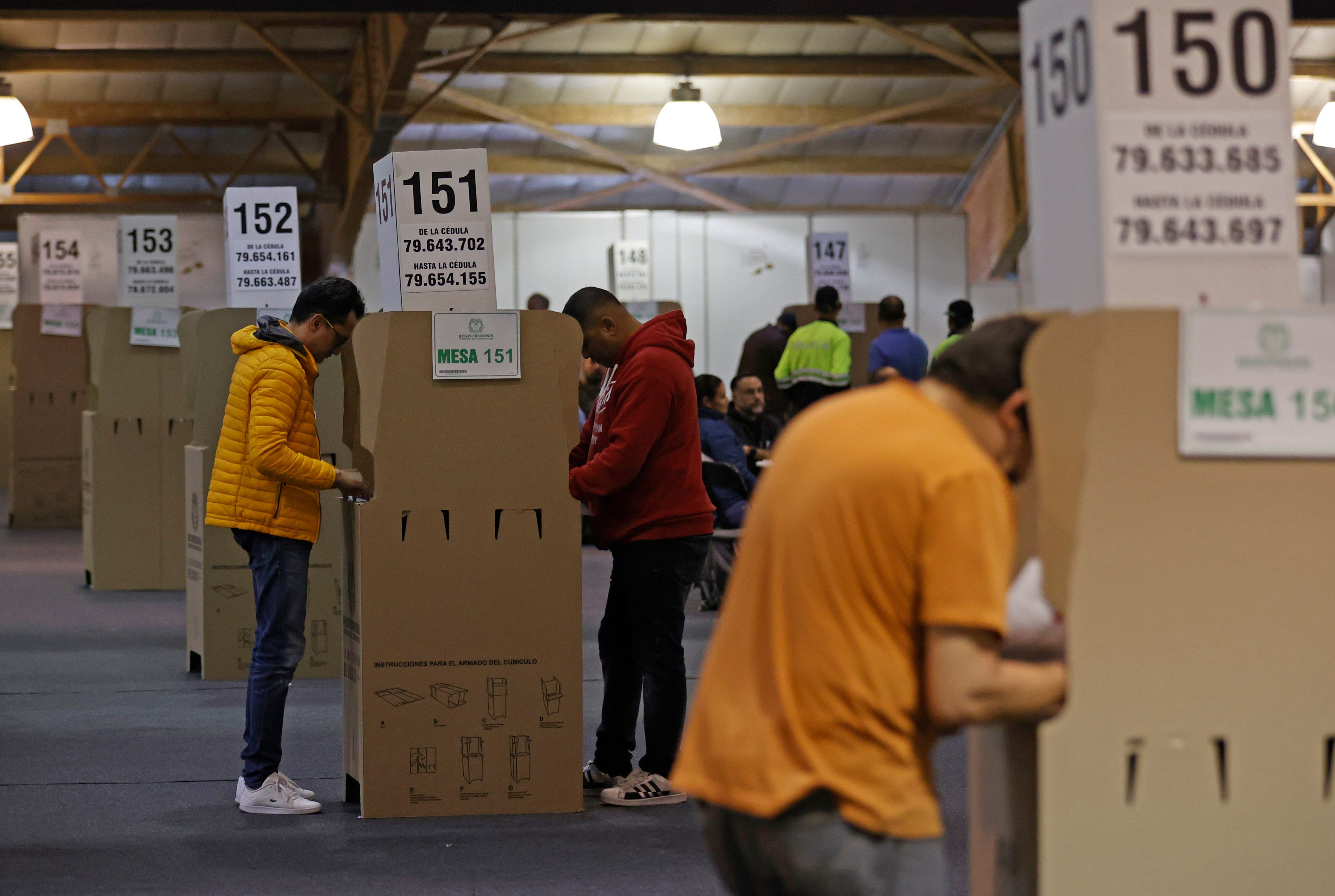 Ciudadanos votan en las elecciones regionales y locales hoy, en un colegio electoral de Bogotá (Colombia). EFE/ Mauricio Dueñas Castañeda