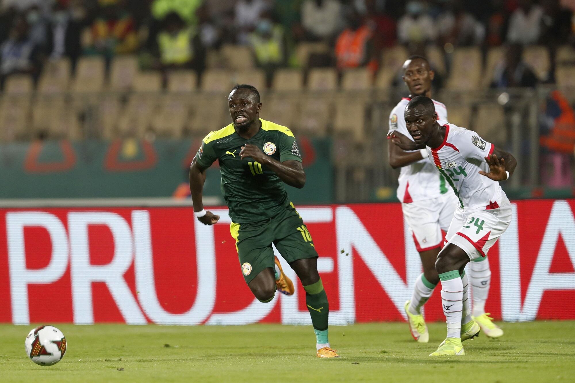 Sadio Mané de Senegal y Adama Guira de Burkina Faso en la semifinal de la Copa Africana de Naciones.
