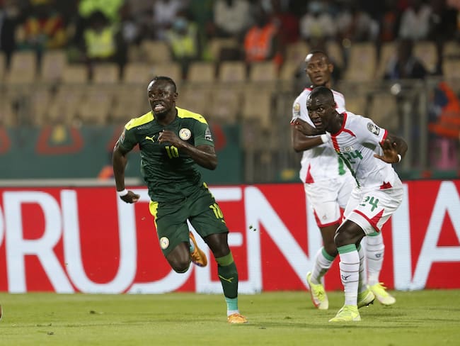 Sadio Mané de Senegal y Adama Guira de Burkina Faso en la semifinal de la Copa Africana de Naciones.