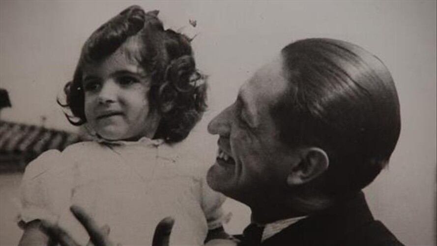 Fotografía de Jorge Eliécer Gaitán junto con su hija, Gloria Gaitán. Foto: (Alcaldía Mayor de Bogotá