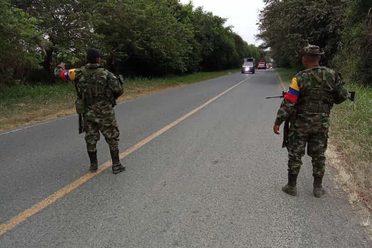 Los individuos fuertemente armados detuvieron varios vehículos y amedrentaron a los conductores que transitaban por la zona en ese momento. Crédito: Red de Apoyo Cauca. 