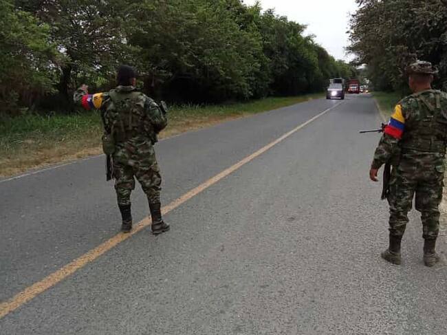 Los individuos fuertemente armados detuvieron varios vehículos y amedrentaron a los conductores que transitaban por la zona en ese momento. Crédito: Red de Apoyo Cauca.
