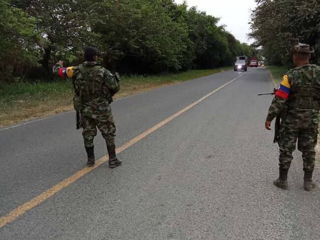 Los individuos fuertemente armados detuvieron varios vehículos y amedrentaron a los conductores que transitaban por la zona en ese momento. Crédito: Red de Apoyo Cauca.
