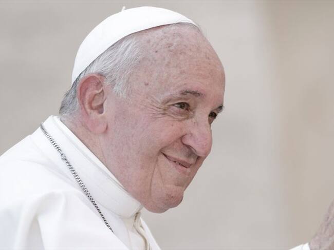 El papa abre debate sobre ordenación de hombres casados y ministerios femeninos