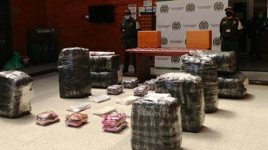 Incautam más de 3.550 millones de pesos en mercancía que pretendía ser comercializada en almacenes locales comerciales. Foto: Twitter @PoliciaAduanera