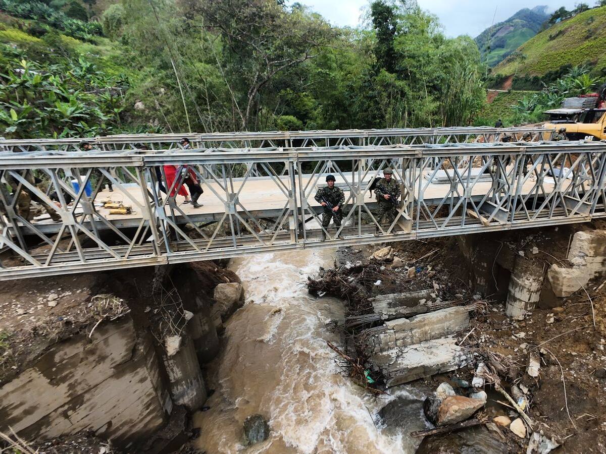 Ejército Nacional entregó el puente La Esperanza a las comunidades del cañón del Micay en Cauca