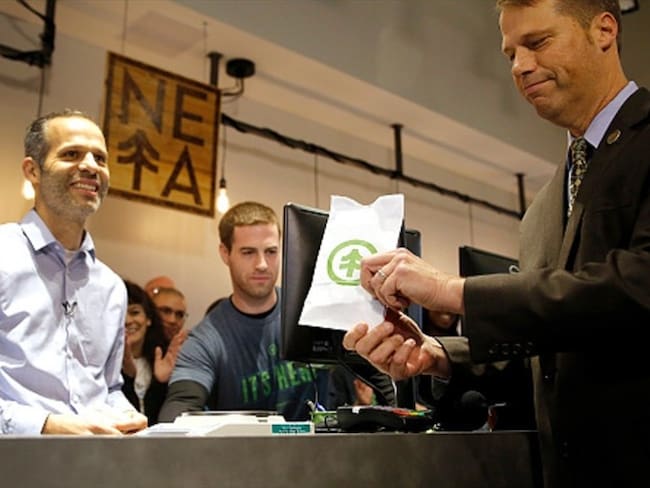 Tienda de marihuana en Estados Unidos invita a un alcalde a ser el primer comprador