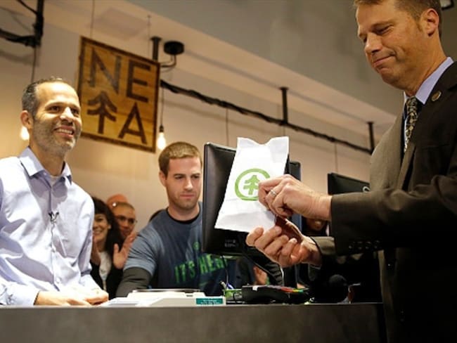 Tienda de marihuana en Estados Unidos invita a un alcalde a ser el primer comprador