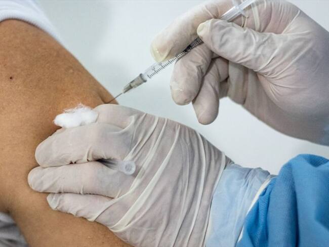 Los niveles de anticuerpos bajan después de seis meses de ser vacunado: inmunólogo