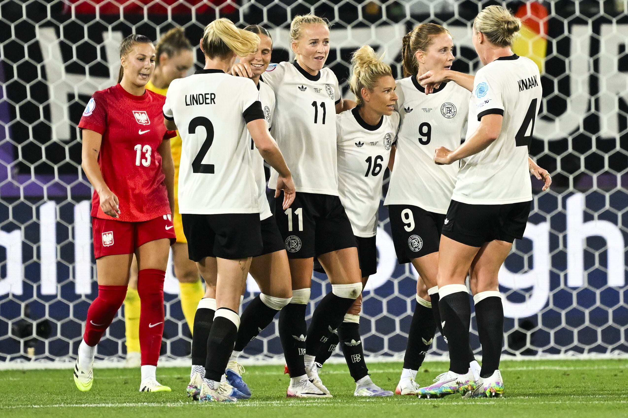 Jugadoras de Alemania celebran su victoria en la Eurocopa Femenina 2025. FOTO: EFE/EPA/GIAN EHRENZELLER