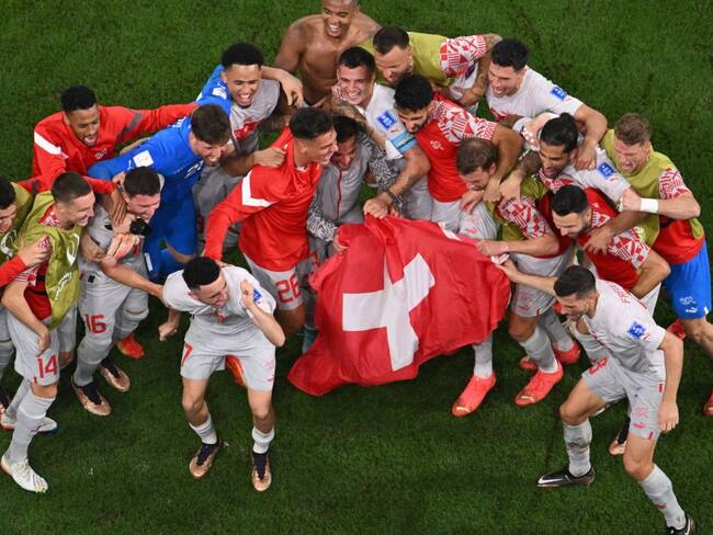 Suiza celebrando su clasificación a octavos de final en el Mundial de Qatar 2022. Foto: ANTONIN THUILLIER/AFP via Getty Images