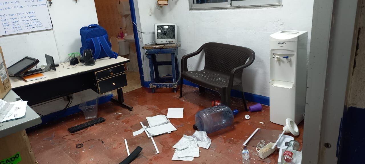 La planta física de la estación Dolores sufrió daños por parte de los manifestantes. Crédito: Cortesía.