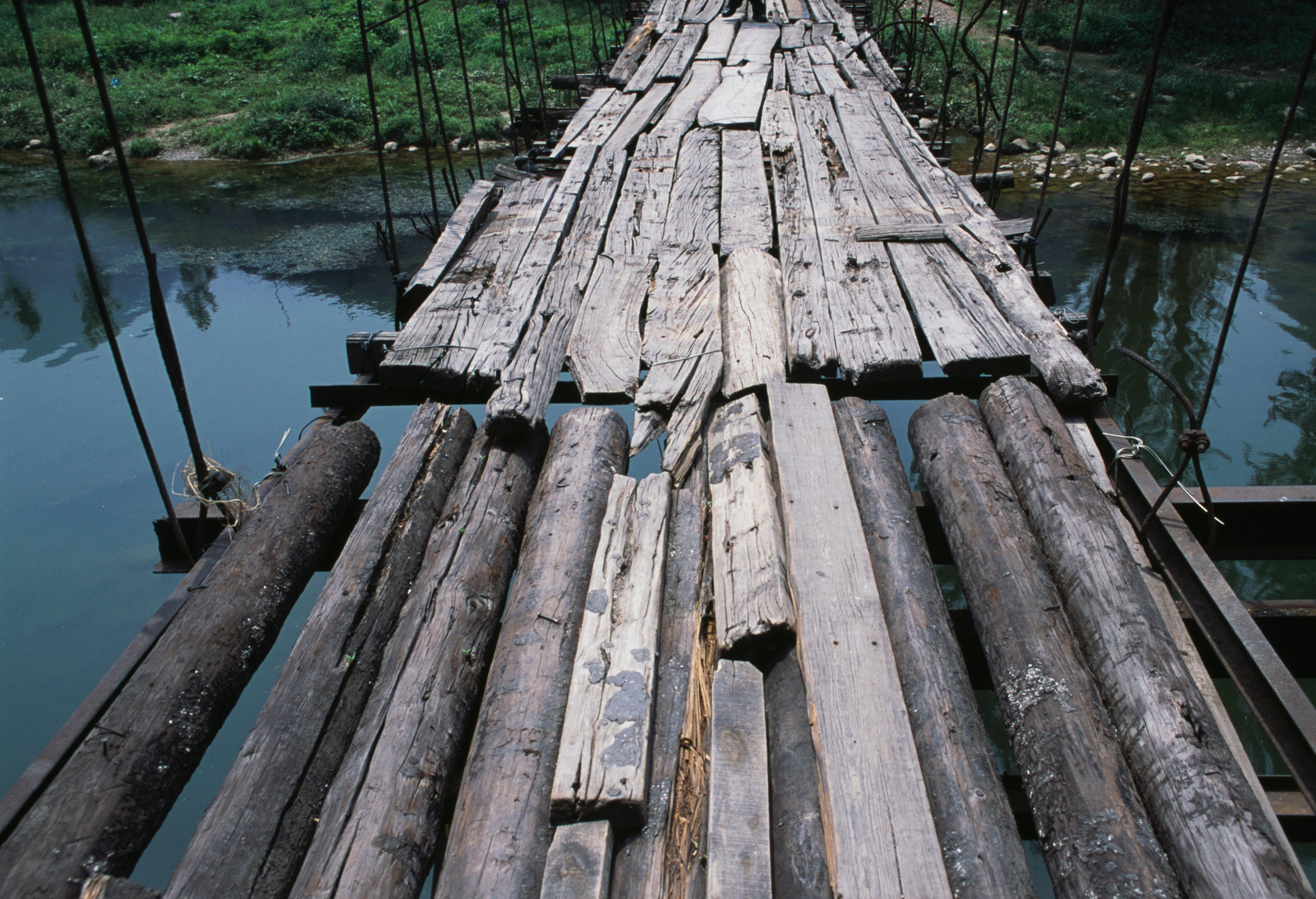 CHINA - MAY 19: Wooden suspension bridge, Mentougou district, China. Detail. (Photo by DeAgostini/Getty Images)