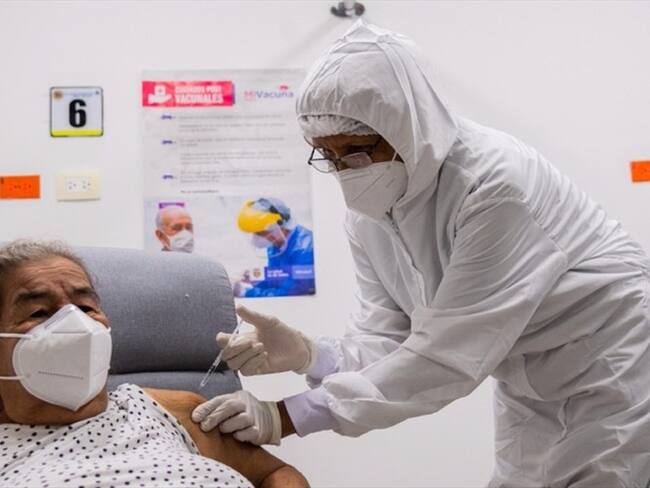Elizabeth Pérez Ramos recibió su dosis de la vacuna contra el Coronavirus y el país llegó a los 2 millones de vacunados. Foto: Presidencia de la República