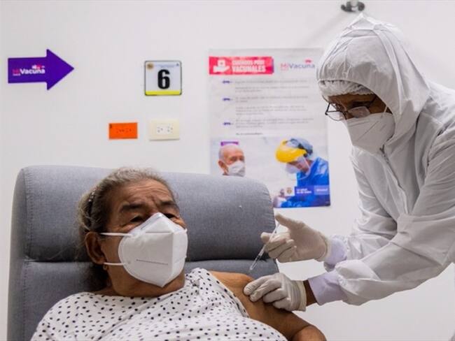 Elizabeth Pérez Ramos recibió su dosis de la vacuna contra el Coronavirus y el país llegó a los 2 millones de vacunados. Foto: Presidencia de la República
