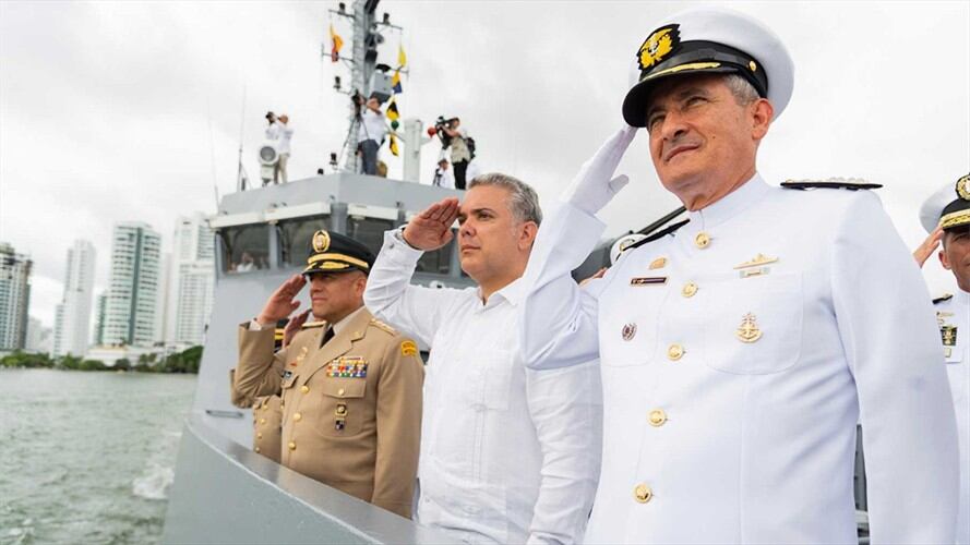El presidente Duque recorrió la Bahía de Cartagena en el buque ARC Punta Espada, acompañado del general Luis Fernando Navarro, Comandante de las FF.MM., y el almirante Evelio Ramírez, Comandante de la Armada. Foto: Presidencia