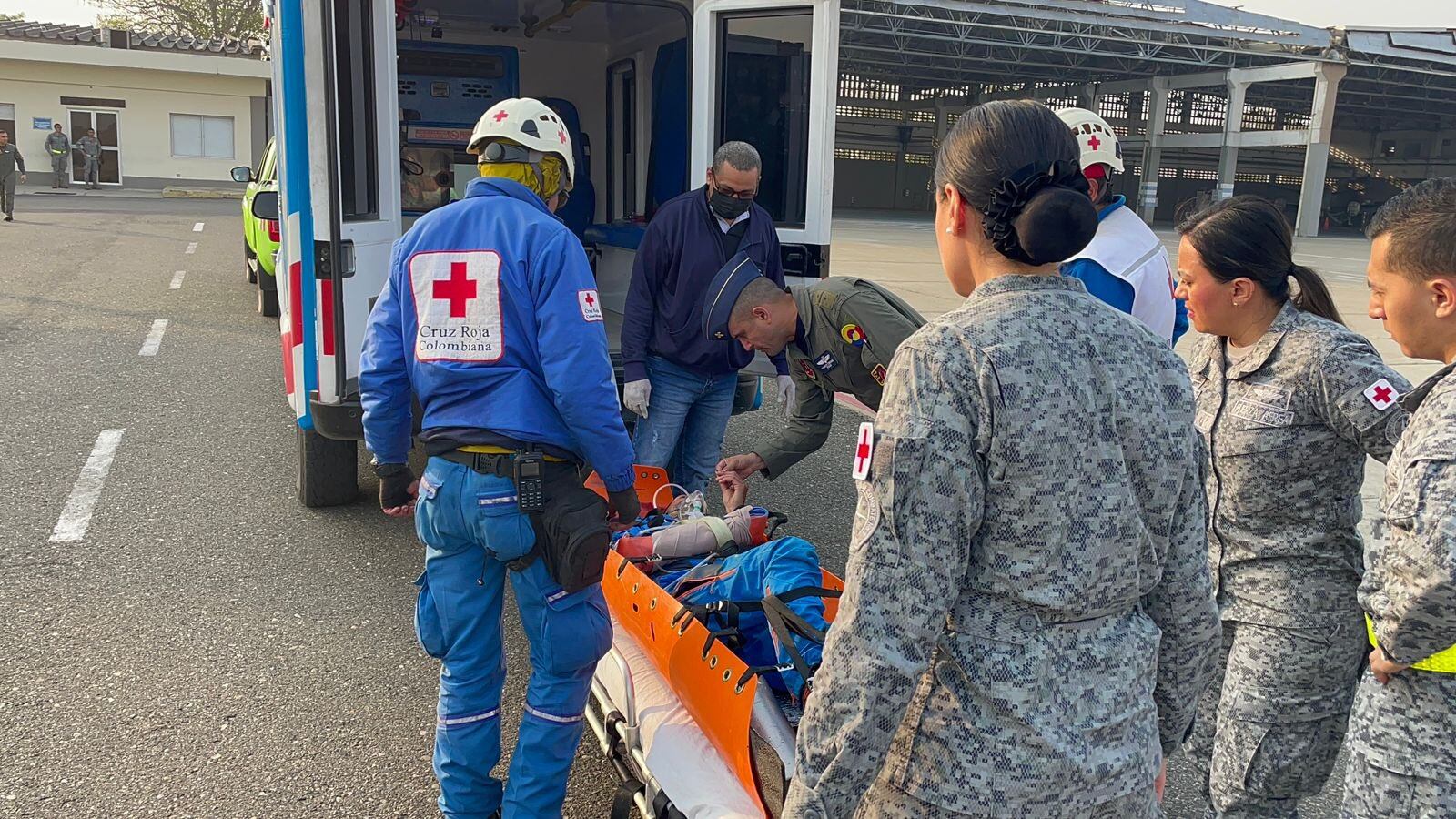 Rescate de los parapentistas. Foto: Fuerza Aeroespacial Colombiana.