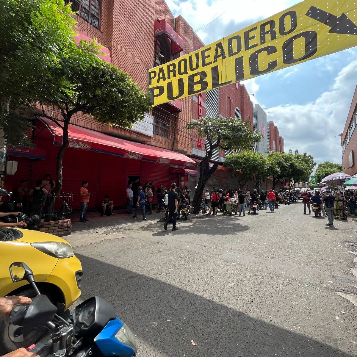 “Nos dijeron que van a abrir hasta el próximo viernes”: trabajadores del C.C. La Alejandría