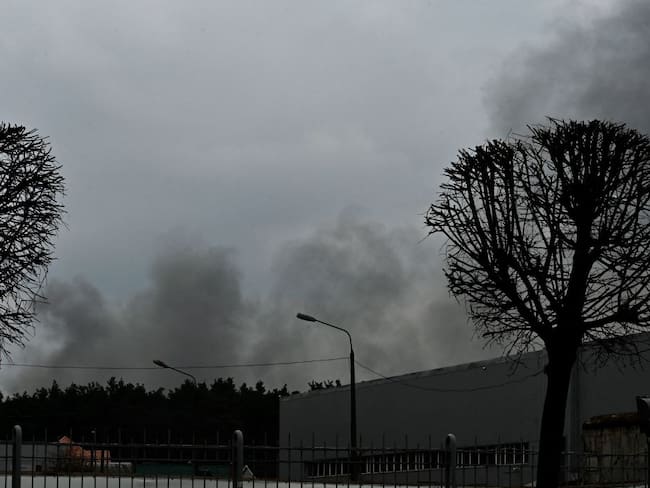 Una fábrica de hardware militar en Kiev fue atacada el 16 de abril temprano, dijo un periodista de AFP. (Photo by Sergei SUPINSKY / AFP) (Photo by SERGEI SUPINSKY/AFP via Getty Images)