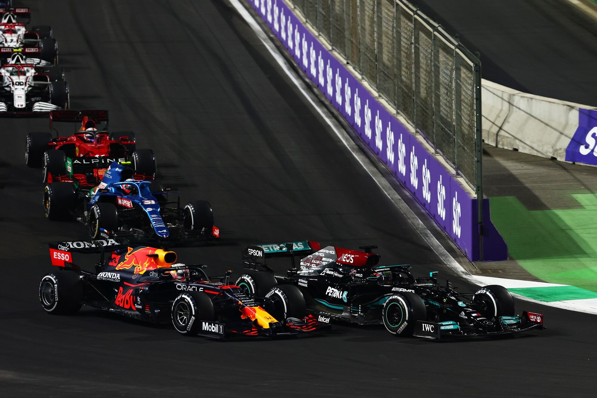 Max Verstappen y Lewis Hamilton en su combate en el GP de Yeda