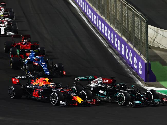 Max Verstappen y Lewis Hamilton en su combate en el GP de Yeda