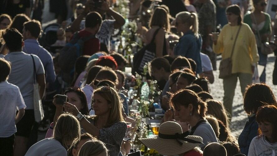 Una multitud acudió el martes al puente de Carlos, en Praga, para celebrar "el fin de la crisis" del coronavirus . Foto: Agencia AFP