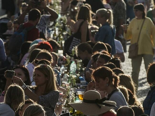 Una multitud acudió el martes al puente de Carlos, en Praga, para celebrar "el fin de la crisis" del coronavirus . Foto: Agencia AFP