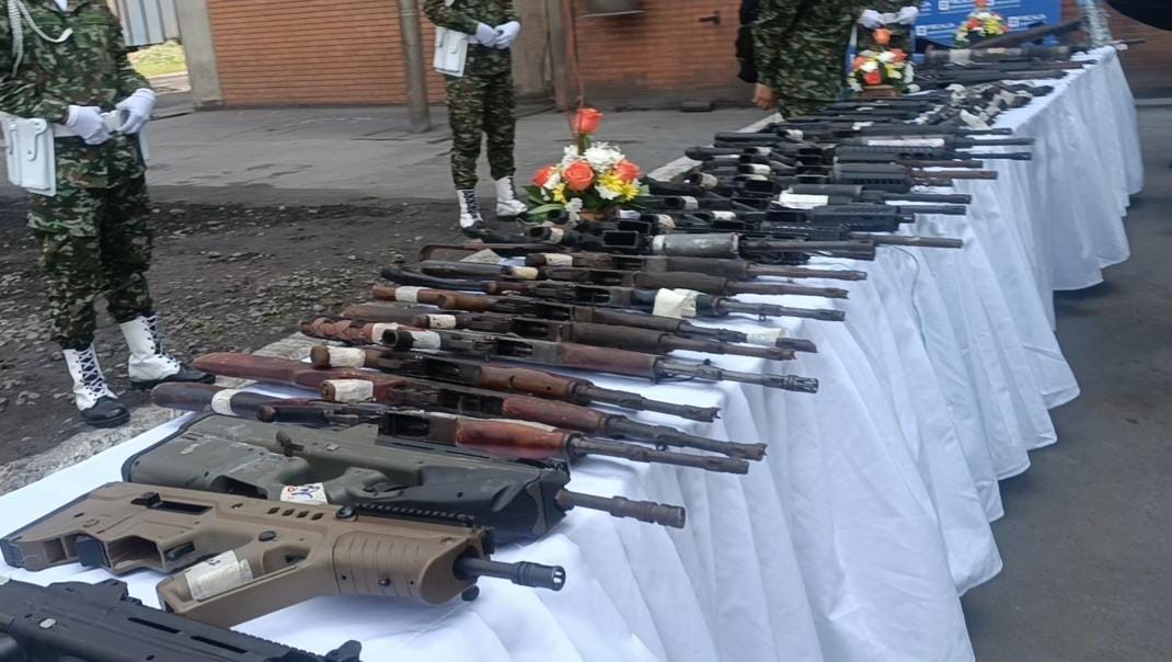 En Acerías PazdelRío en Boyacá, se realizó la fundición de 25.000 armas de fuego que fueron incautadas en operaciones militares y de policía en contra de grupos armados organizados y delincuencia común / Foto: W Radio