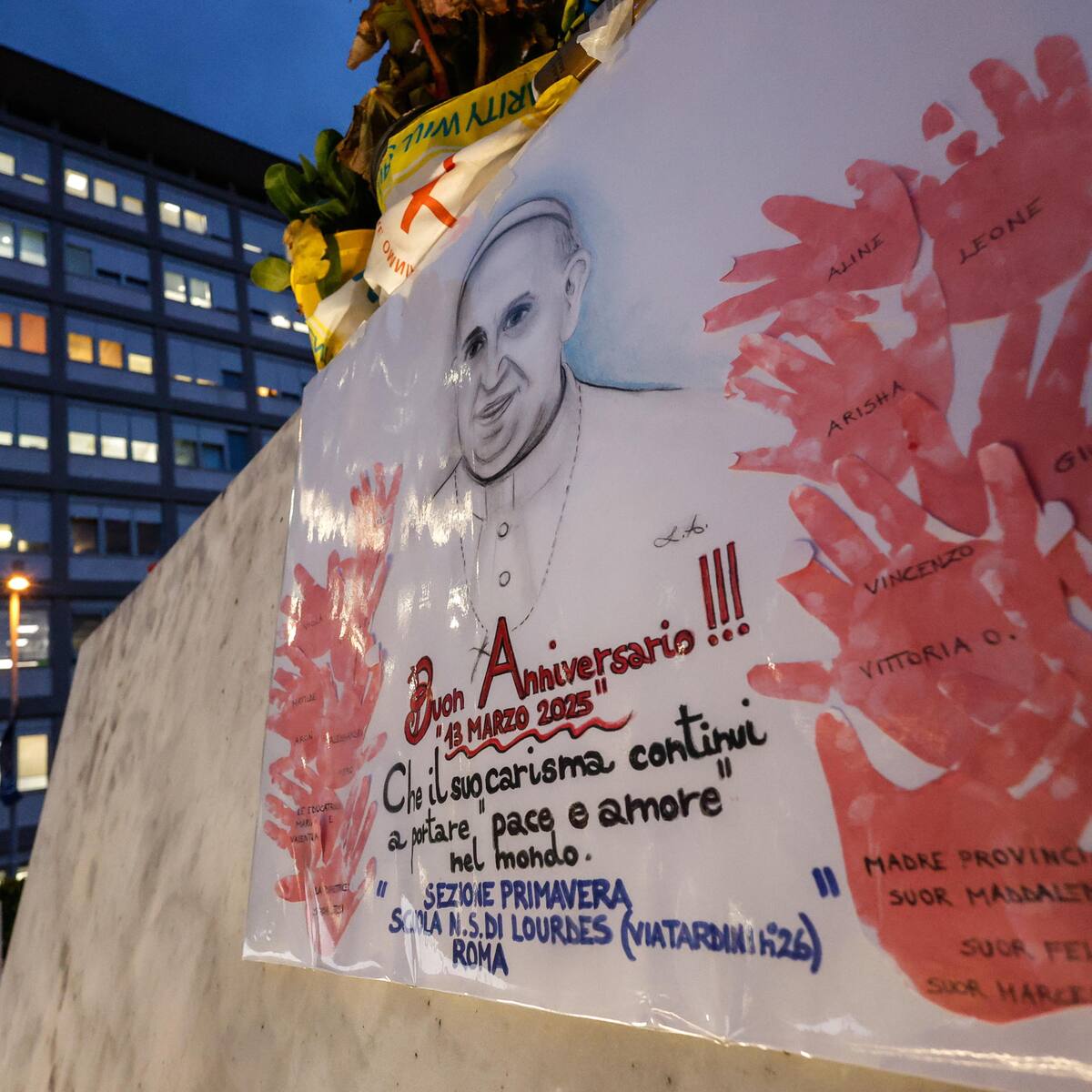 El papa Francisco cumple cuatro semanas de hospitalización en medio de otra noche tranquila