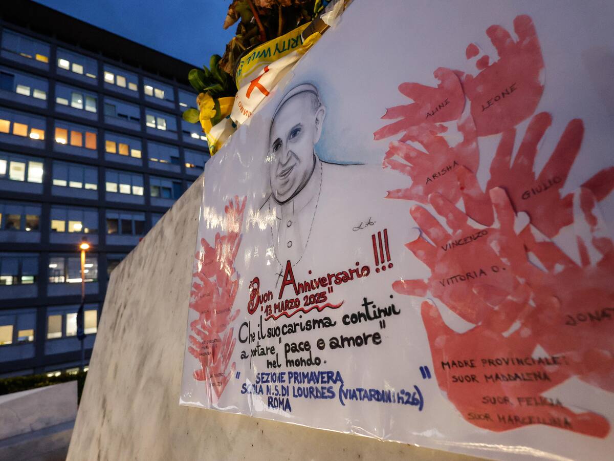 El papa Francisco cumple cuatro semanas de hospitalización en medio de otra noche tranquila