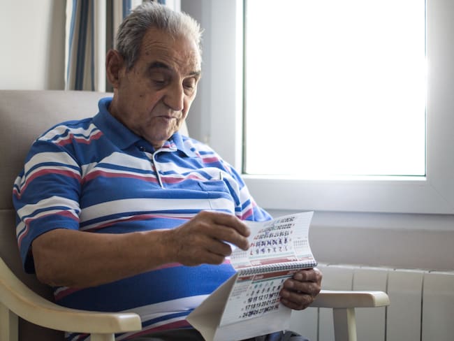 Referencia de persona viendo el tiempo. Foto: Álvaro Moreno Pérez vía Getty Images.