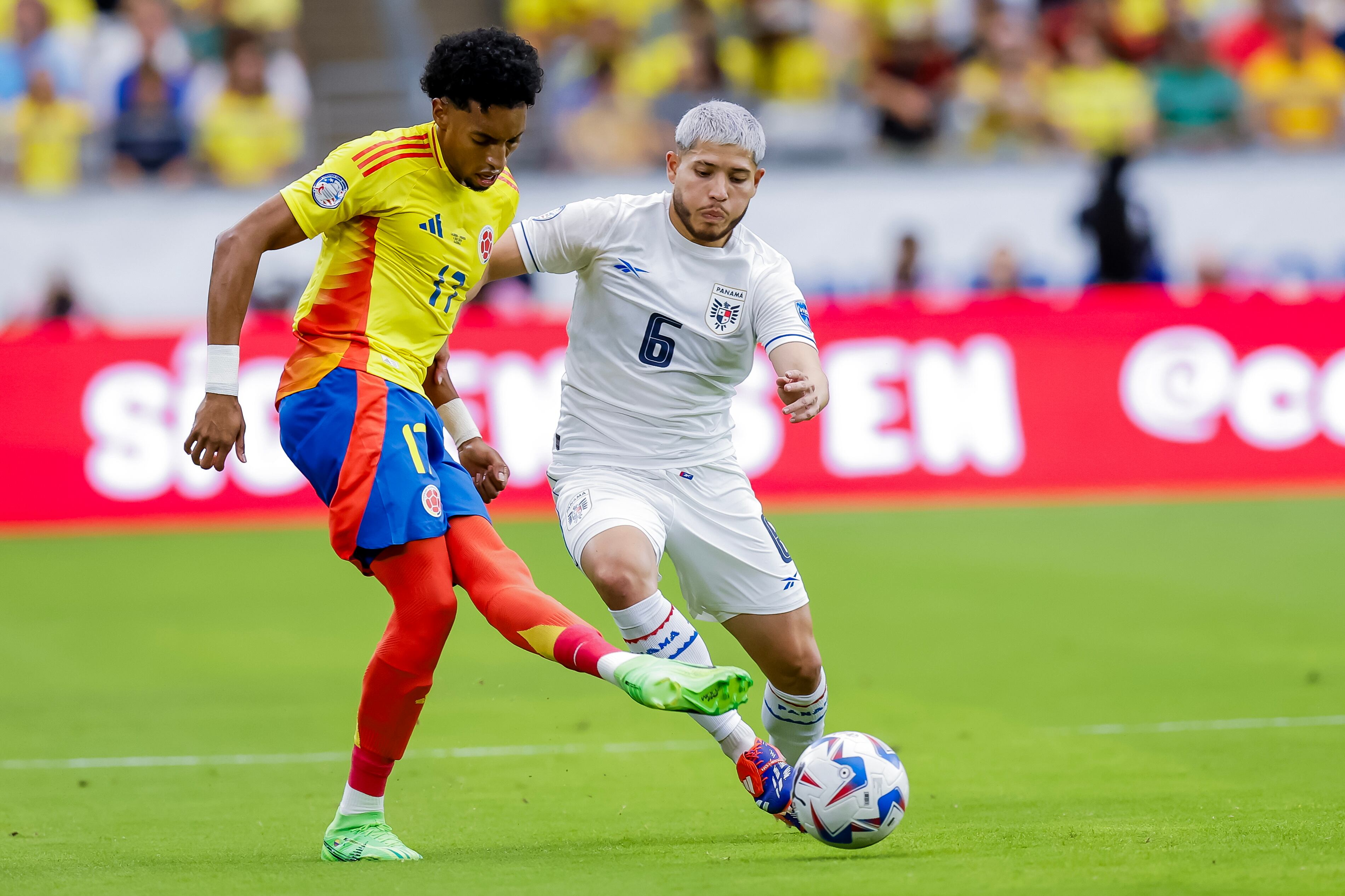 Glendale (United States), 06/07/2024.- Johan Mojica (L) of Colombia in action against Cristian Martinez (R) of Panama during the first half of the CONMEBOL Copa America 2024 Quarter-finals match between Colombia and Panama, in Glendale, Arizona, USA, 06 July 2024. EFE/EPA/JOHN G. MABANGLO
