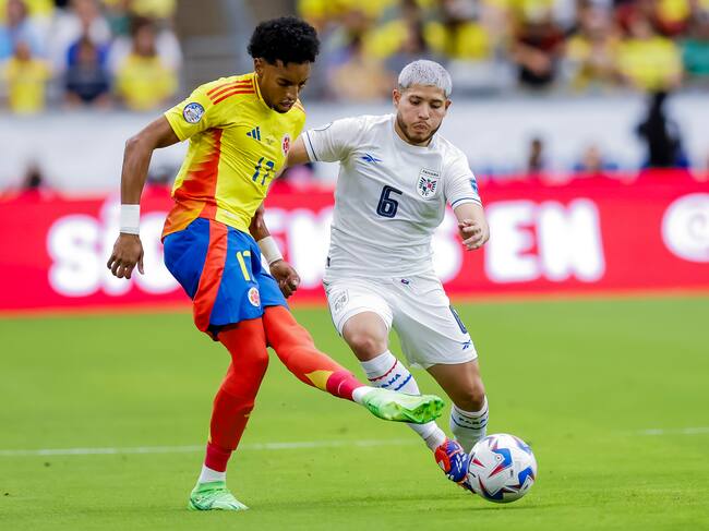 Glendale (United States), 06/07/2024.- Johan Mojica (L) of Colombia in action against Cristian Martinez (R) of Panama during the first half of the CONMEBOL Copa America 2024 Quarter-finals match between Colombia and Panama, in Glendale, Arizona, USA, 06 July 2024. EFE/EPA/JOHN G. MABANGLO
