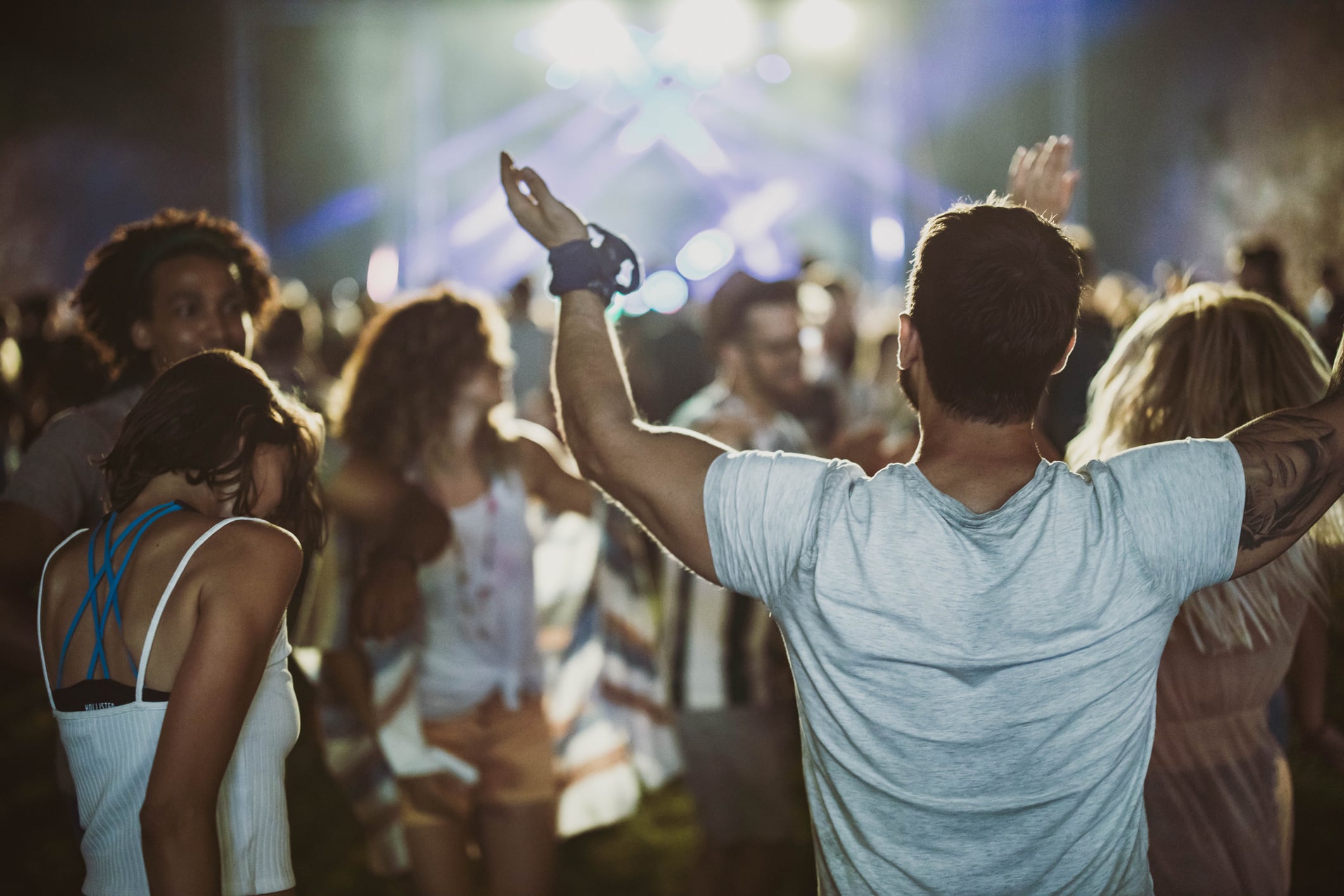 Amigos en un festival de música por la noche. - Fotografía de stock