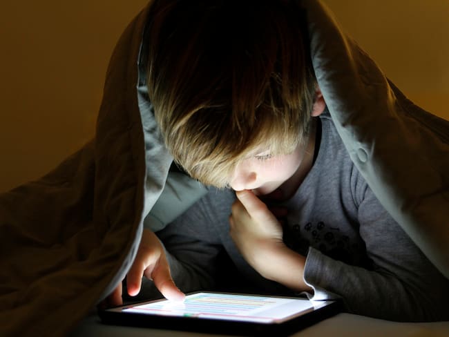 Niños con el celular. Foto: Getty Images