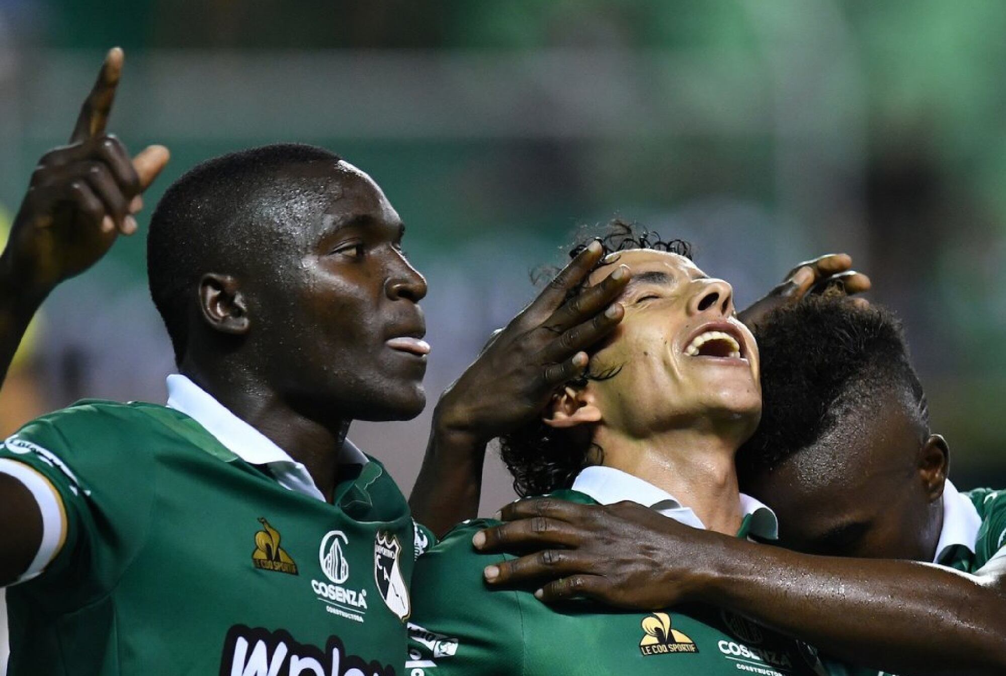 Jugadores del Deportivo Cali celebrando el gol de Daniel Mantilla (centro), en el partido frente a Unión Magdalena. 15 de abril 2023. Foto: Dimayor.