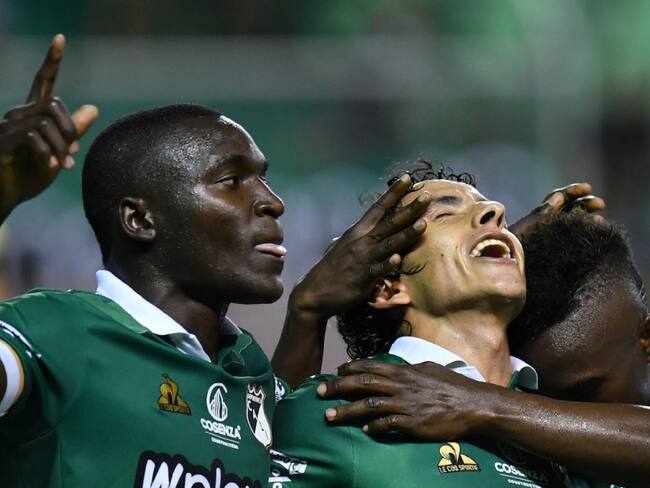 Jugadores del Deportivo Cali celebrando el gol de Daniel Mantilla (centro), en el partido frente a Unión Magdalena. 15 de abril 2023. Foto: Dimayor.