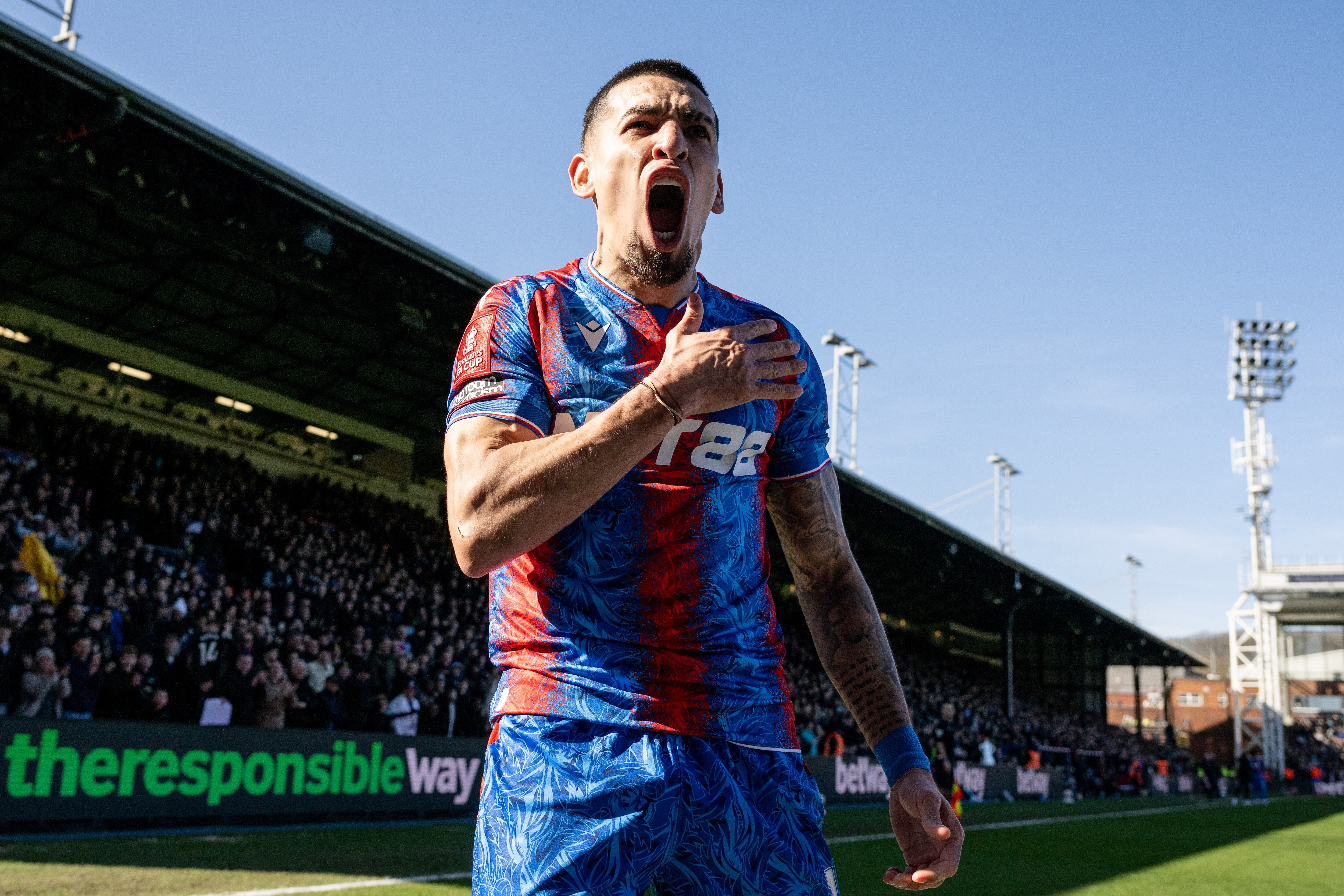 Daniel Muñoz con el Crystal Palace. (Photo by Sebastian Frej/MB Media/Getty Images)