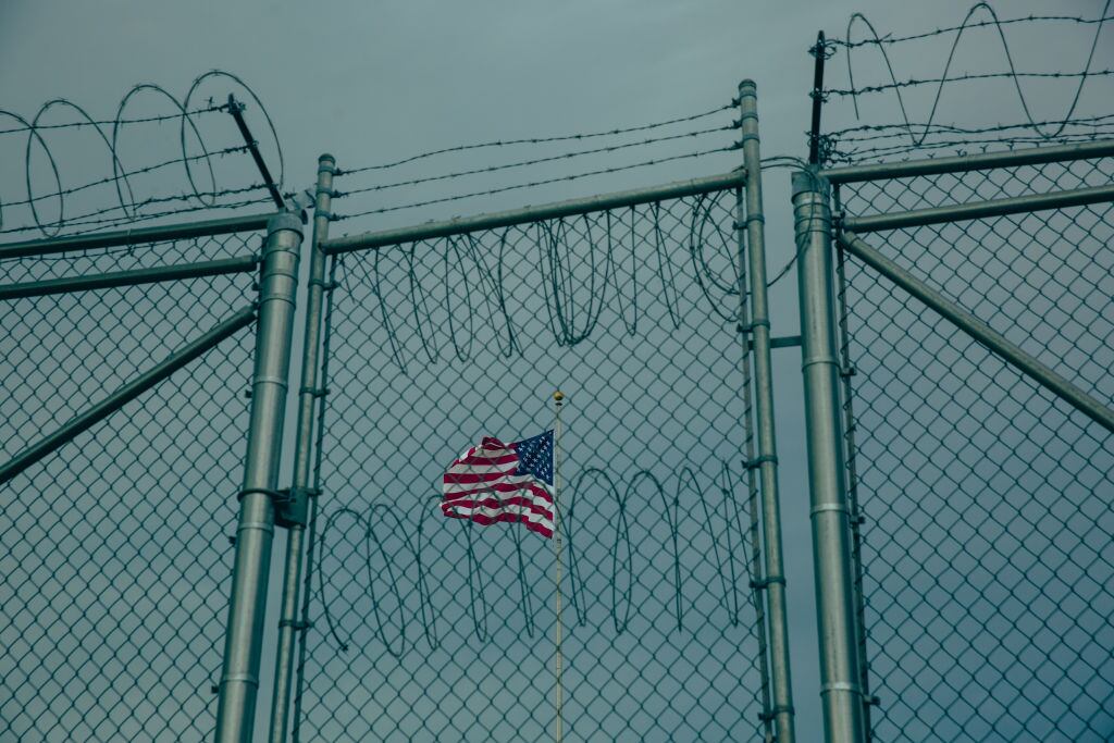 “Los peores días ya pasaron”: Exjefe de comisiones militares de Guantánamo sobre migrantes deportados