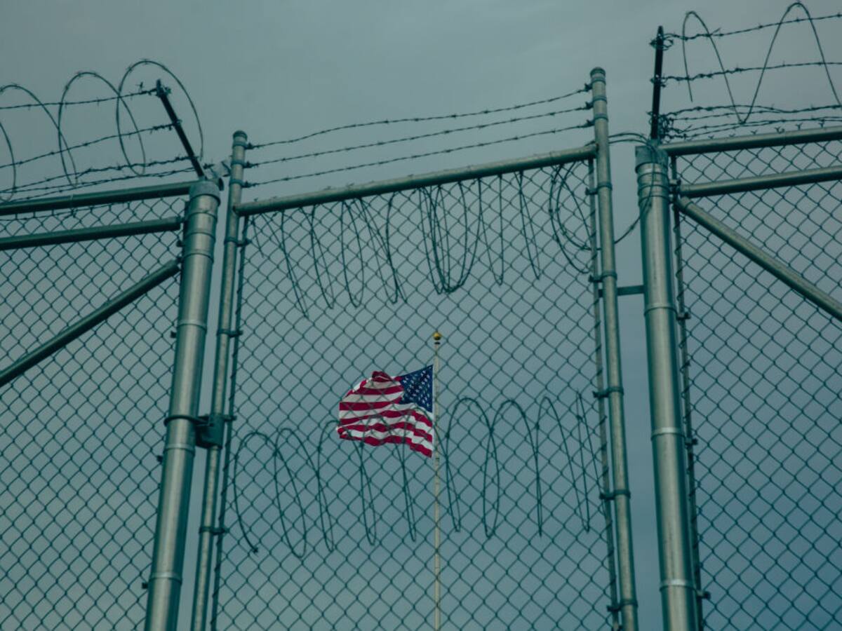 “Los peores días ya pasaron”: Exjefe de comisiones militares de Guantánamo sobre migrantes deportados