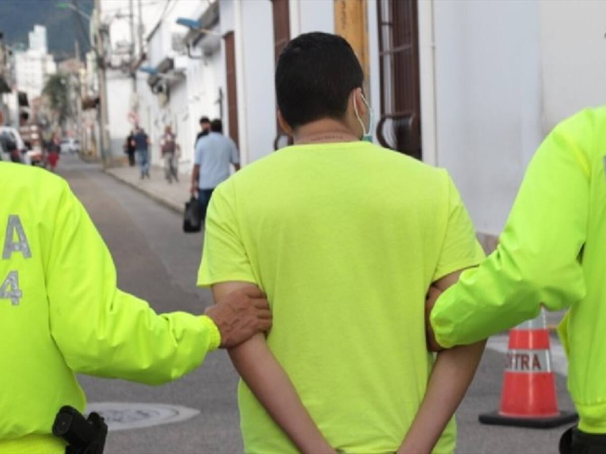 Cárcel a joven implicado en quemar banco en Bucaramanga en medio del paro