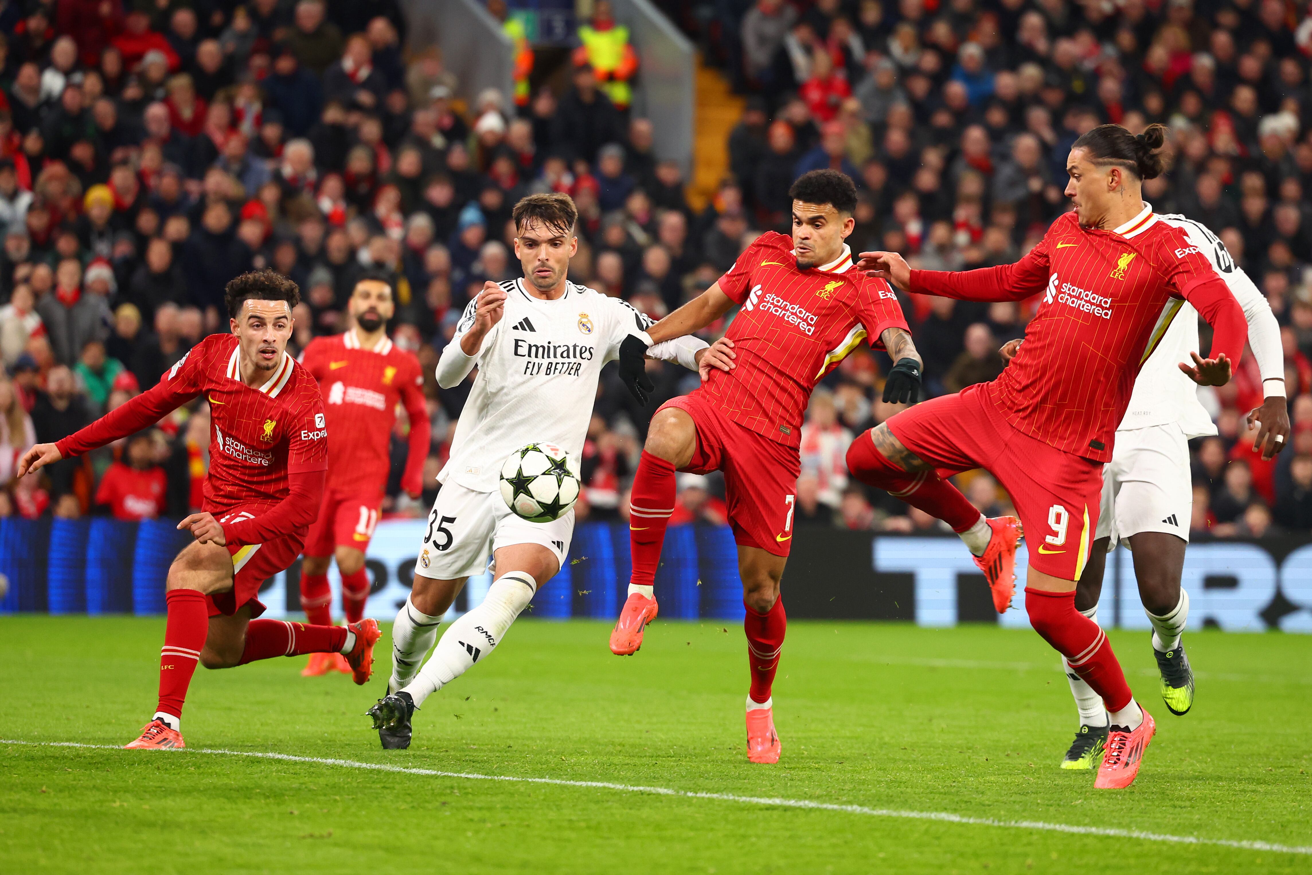 Luis Díaz durante el partido entre Liverpool y Real Madrid en la UEFA Champions League 2024/25. (Photo by Chris Brunskill/Fantasista/Getty Images)