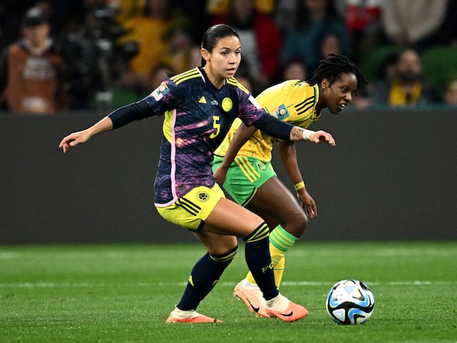 Melbourne (Australia), 08/08/2023.- Lorena Bedoya Durango (L) of Colombia competes for possession with Jody Brown of Jamaica during the FIFA Women&#039;s World Cup 2023 Round of 16 soccer match between Colombia and Jamaica at Melbourne&#039;Äôs Rectangular Stadium in Melbourne, Australia, 08 August 2023. (Mundial de Fútbol) EFE/EPA/JOEL CARRETT EDITORIAL USE ONLY AUSTRALIA AND NEW ZEALAND OUT