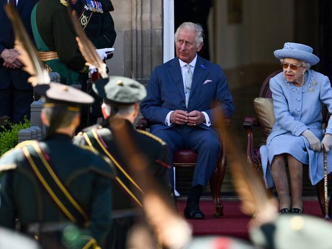 Carlos y la reina Isabel II. (Photo by Jeff J Mitchell/Getty Images)