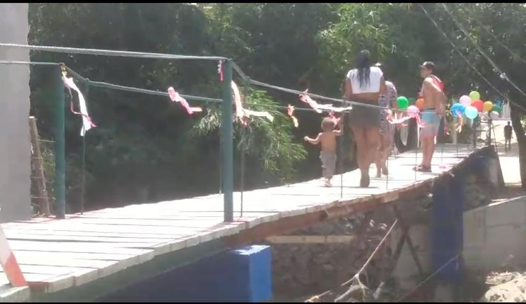 Puente construido por la comunidad/ Cortesía