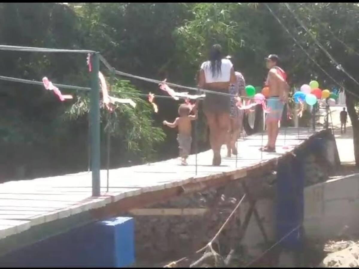 Inauguran puente peatonal construido por la comunidad en Santa Marta