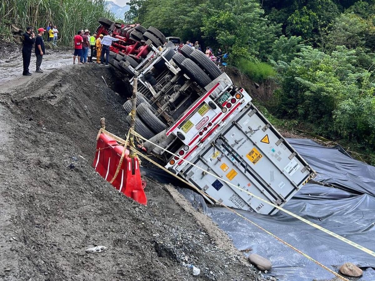 Se volcó camión que estaba atascado en la vía entre La Felisa y Supía en Caldas
